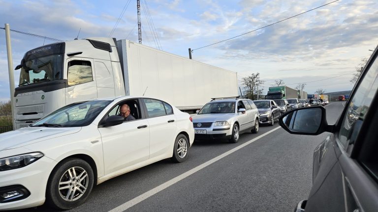 VIDEO | Haos la frontieră: zeci de TIR-uri și mașini așteaptă să treacă vama la Sculeni