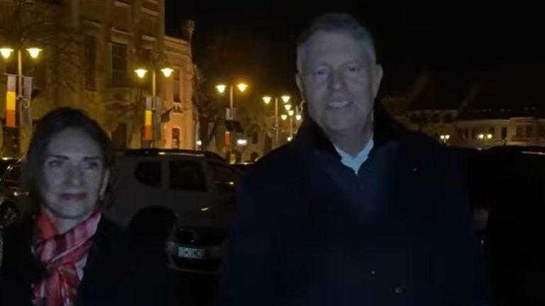 VIDEO | Klaus Iohannis și soția sa au participat la slujba de Înviere în Sibiu. Ce mesaj a transmis fostul președinte