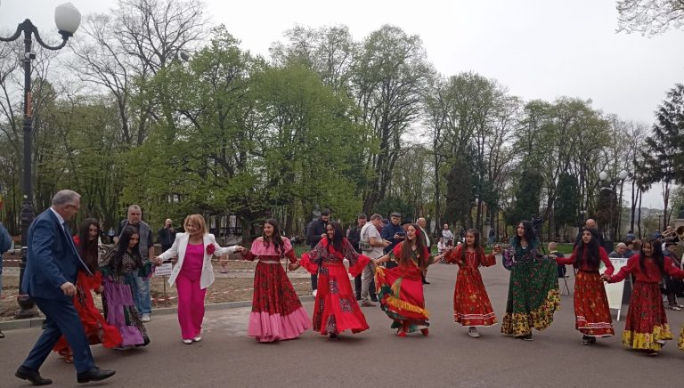 Ziua Internațională a Romilor, sărbătorită duminică în Parcul Copou din Iași, cu invitați de seamă.