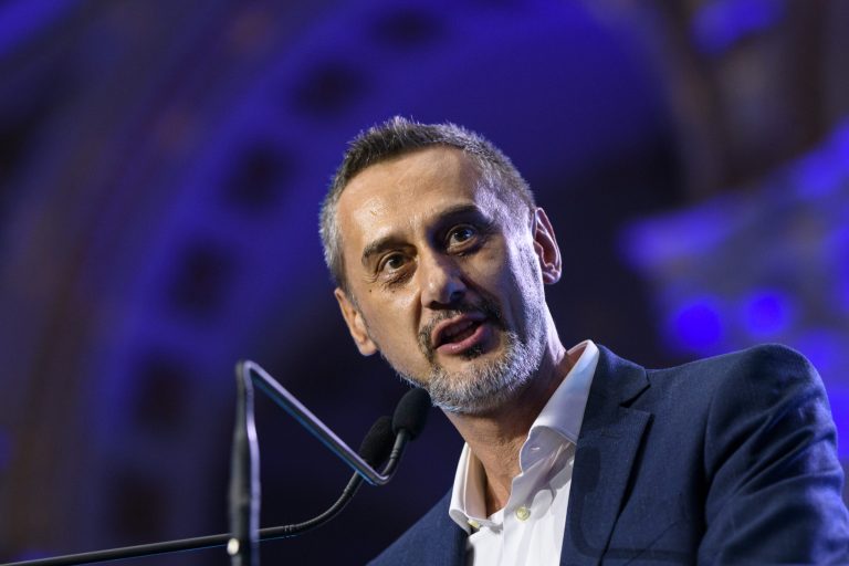 Primarul Slatinei susține că este supus unor presiuni politice după deschiderea unui dosar penal pentru conducerea unei motociclete.