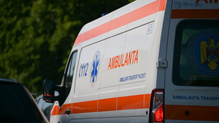 Accident de muncă grav în județul Suceava. Un muncitor și-a prins capul într-un utilaj pe care încerca să-l repare.