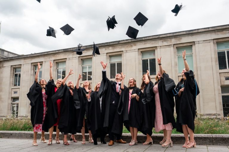 Anglia se pregătește să implementeze o schimbare semnificativă în procesul de admitere la facultate. Mii de tineri ar putea rămâne fără acces la creditele pentru studii.