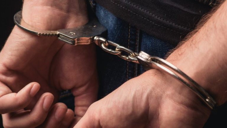 Bărbat arestat preventiv după ce a agresat polițiștii care au intervenit pentru a calma scandalul pe care îl provoca.