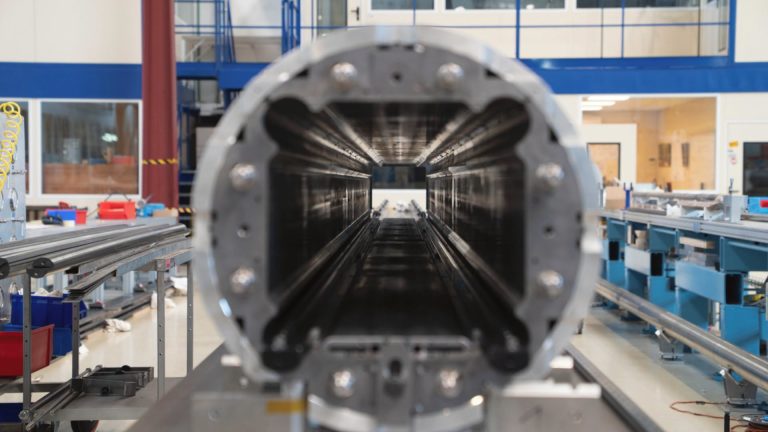 CERN suspendă din nou activitatea celui mai mare accelerator de particule din lume / Vor urma lucrări de renovare pentru experimente fără precedent.