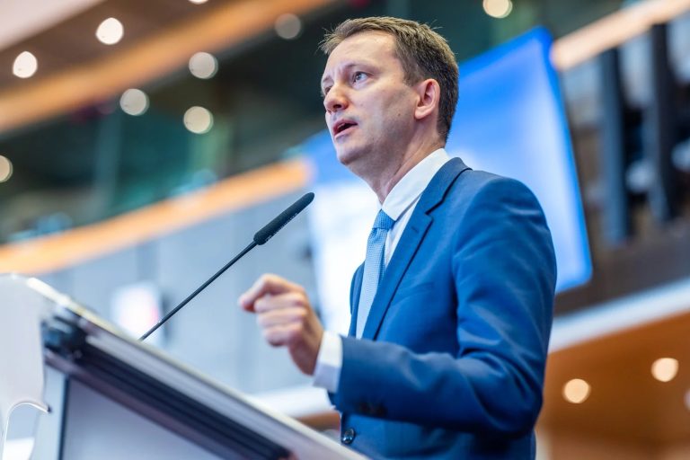 Eurodeputatul Siegfried Mureșan îi solicită de la Strasbourg președintelui Nicușor Dan să reluăm consultările cu partidele.