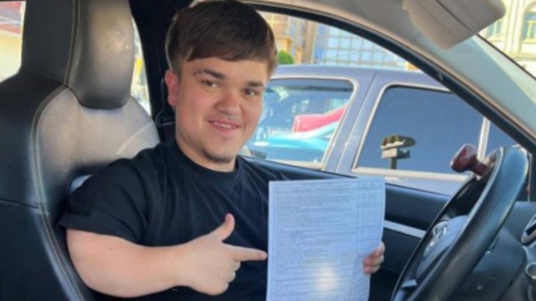 La 19 ani, a obținut independența la volan după ce a trecut examenul auto din prima încercare: „Abilitatea de a conduce nu este influențată de o dizabilitate”