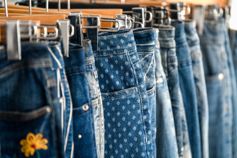 Lovitură pentru Shein și Temu: Franța adoptă o lege împotriva îmbrăcămintei fast fashion.
