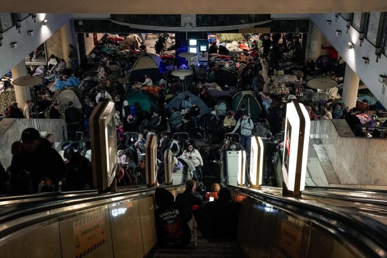 Metroul din Kiev, criticat pentru că percepe taxe de la cei care caută adăpost împotriva bombardamentelor / Reacția administrației metroului.