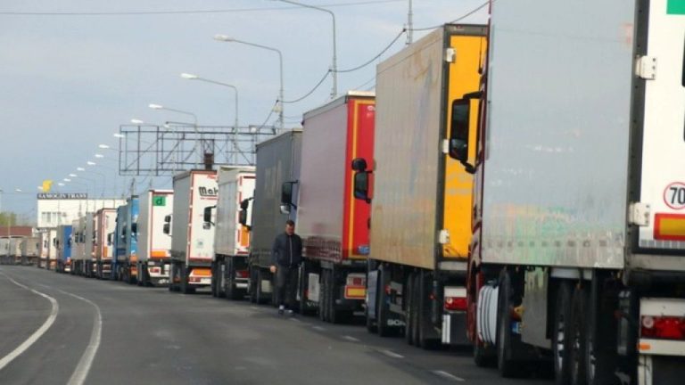 Restricții de circulație pentru autovehiculele de peste 7,5 tone în 35 de județe, inclusiv Iași, luni și marți, din cauza caniculei.