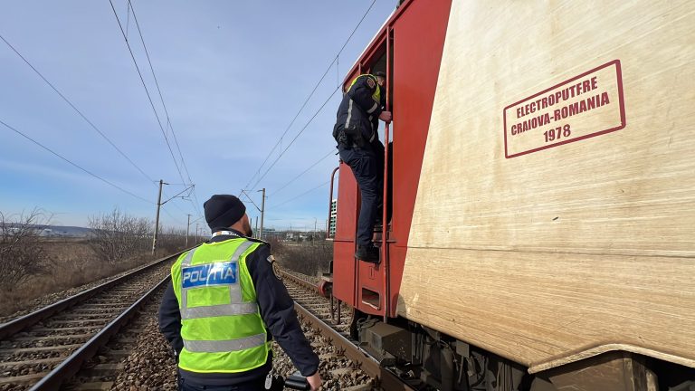 Tânăr de 18 ani, în stare gravă din cauza arsurilor după ce a încercat să urce pe o locomotivă la Lețcani (FOTO)
