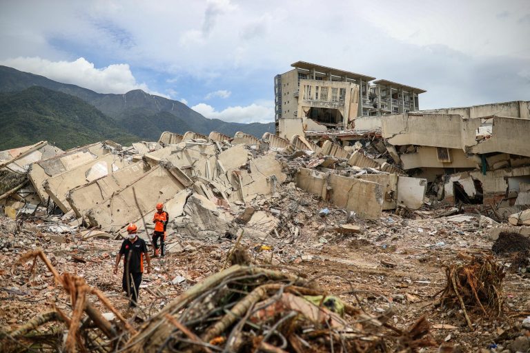 Un complex rezidențial din perioada lui Chávez, distrus de cutremurele din Venezuela