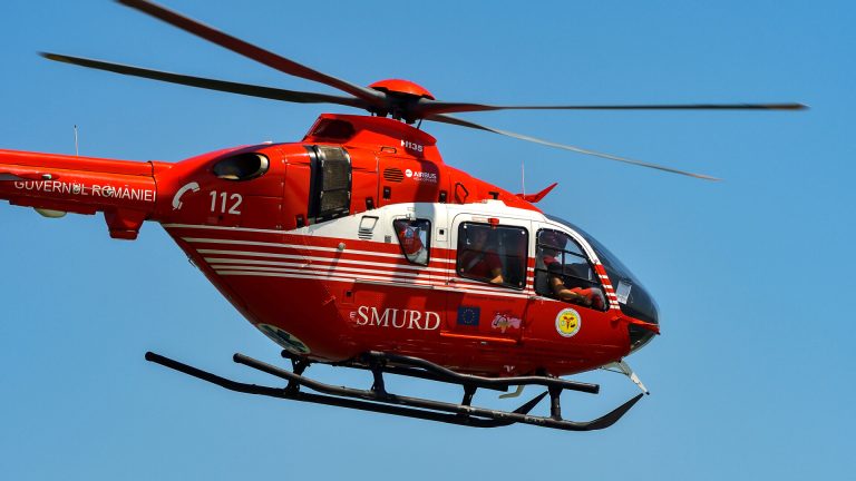Un elicopter SMURD din Iași a fost trimis pentru a ajuta un băiat de 16 ani care a căzut într-un iaz din Botoșani. Tânărul va fi transferat la Spitalul de Copii „Sf. Maria”.
