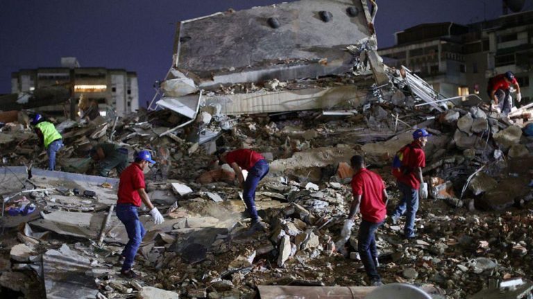 VIDEO | Miracol în ruine: un băiat de 11 ani a fost găsit în viață la trei zile după cutremurele din Venezuela