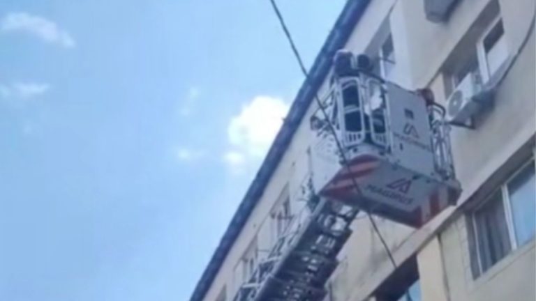 VIDEO | Misiune neobișnuită a pompierilor din Dâmbovița. Au salvat un câine prins pe pervazul unei feronteri.