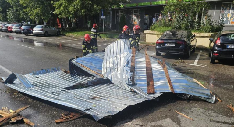 VIDEO | Un acoperiș smuls de vânt a căzut peste o persoană în timpul unei furtuni violente în Târgoviște. Peste 100 de apeluri la 112.
