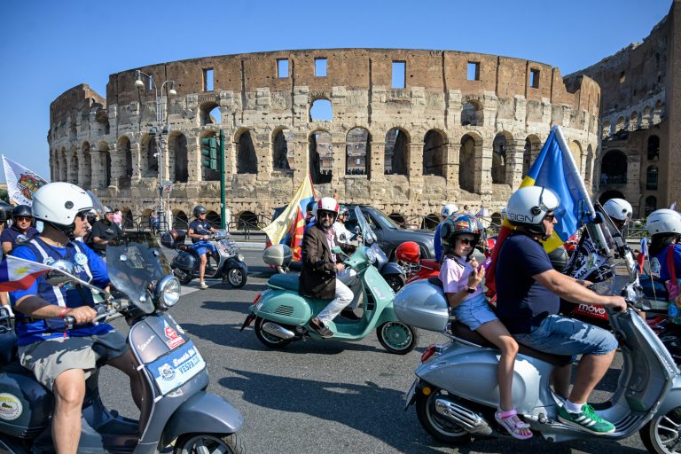 Vespa a sărbătorit 80 de ani. Mii de pasionați au defilat cu scuterele pe străzile Romei: „Vespa este un stil de viață”