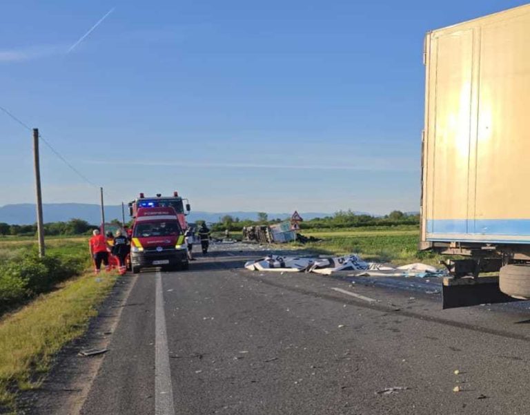 Accident grav pe DN6. Un șofer a decedat după coliziunea frontală dintre două TIR-uri.