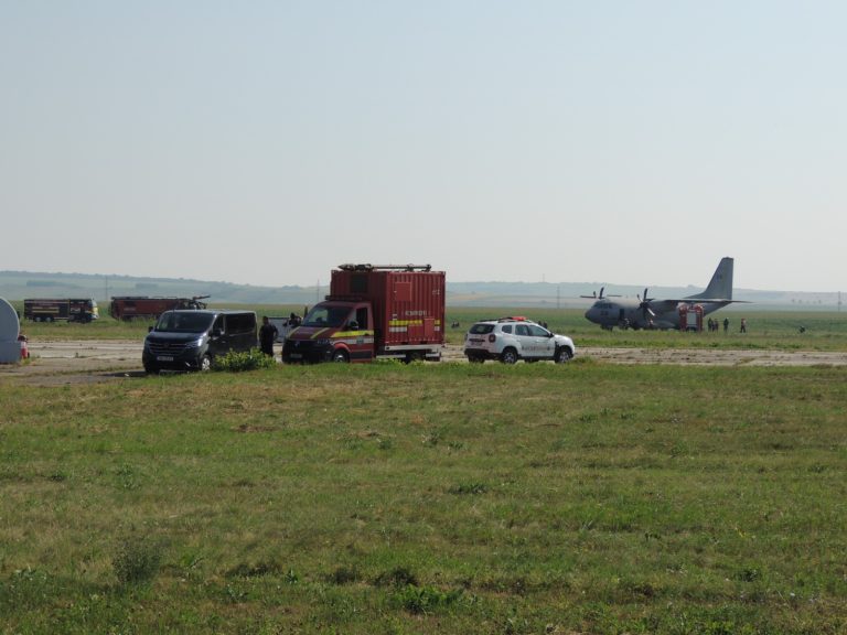 Avion în flăcări la aeroport după o aterizare defectuoasă. Exercițiu de intervenție în caz de urgență.