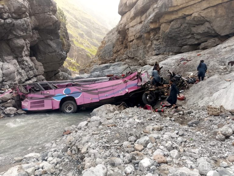 Cel puțin 40 de persoane și-au pierdut viața după ce un autobuz s-a prăbușit într-o prăpastie în Pakistan.