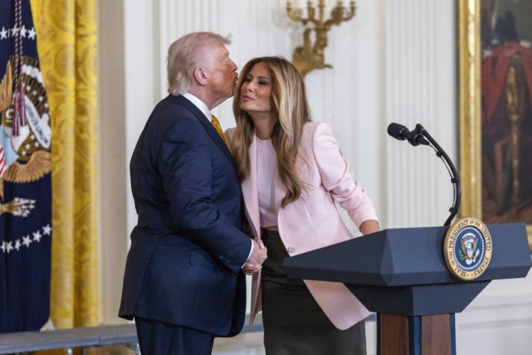 Donald Trump a primit peste 10 milioane de dolari de la Amazon pentru documentarul „Melania”. Informația a fost dezvăluită în declarația sa oficială de avere.