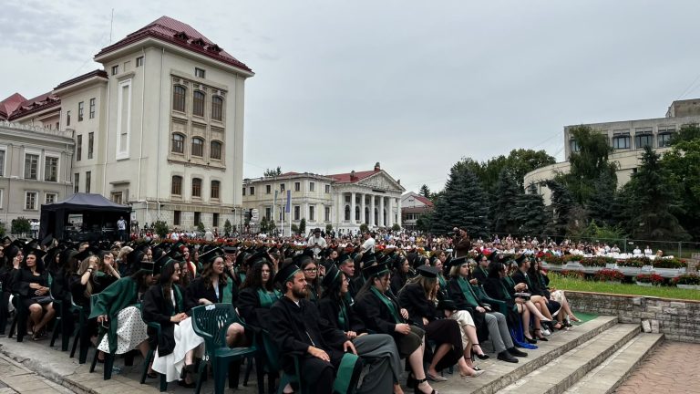 Emoții și robe la UMF Iași: Se desfășoară ceremonia festivă a Promoției 2026.