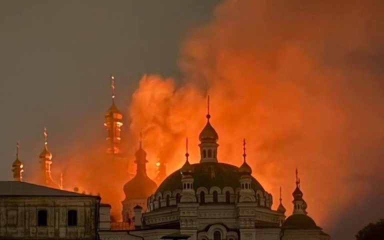 Imagini generate de AI susțin teoria eronată că atacul asupra mănăstirii Lavra Pecerska din Kiev a fost o înscenare.