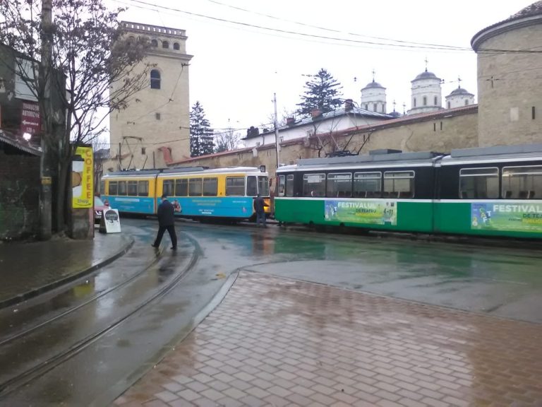 Încă un șantier într-o zonă cheie de trafic din Iași: se începe înlocuirea șinelor de tramvai în Tg. Cucu
