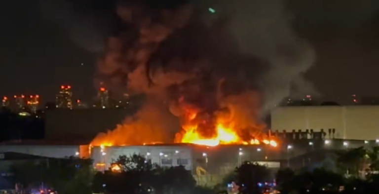 Incendiu de proporții la un service renumit din Londra. 100 de pompieri au fost desfășurați.