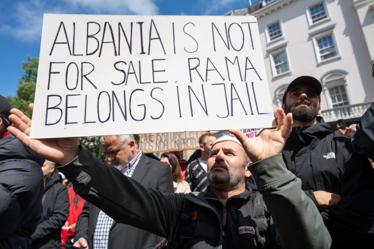 Protestele din Albania au escaladat. Poliția a folosit gaze lacrimogene și spray cu piper împotriva protestatarilor.