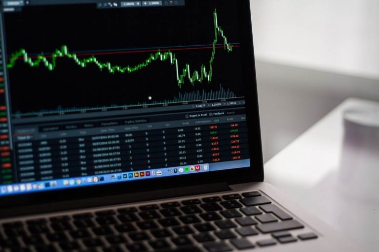 Statul dorește să încurajeze românii să investească la bursă printr-o reducere de impozit de doar 200 de lei. Cum funcționează noua facilitate fiscală?