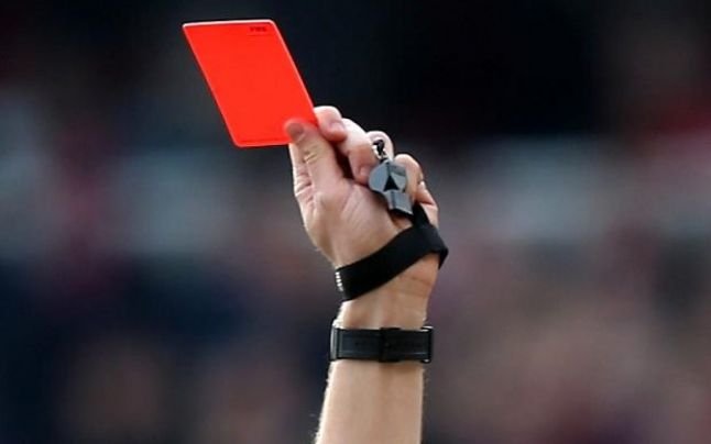 UEFA nu imită FIFA: Jucătorii care îşi acoperă gura nu vor primi cartonaş roşu