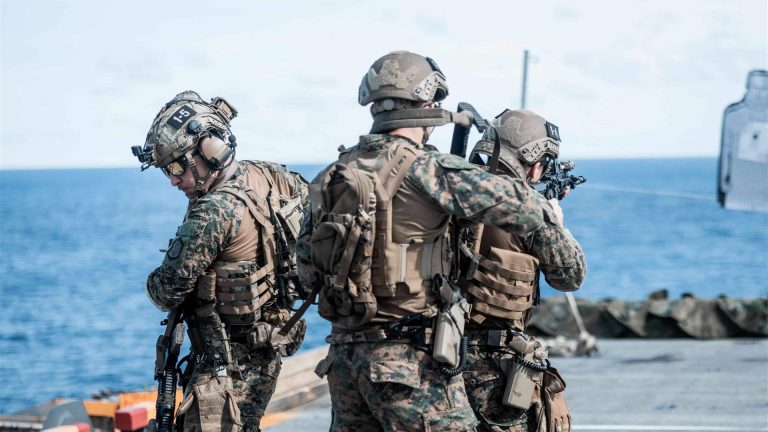 Un caporal dintr-o unitate de comando a lovit un vecin până și-a pierdut uniforma militară. „Eu intru peste tine în casă și nu pățesc nimic”