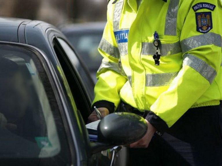 Un profesor a primit un cazier pătat după ce a întrebat un polițist care l-a oprit pentru viteză excesivă.