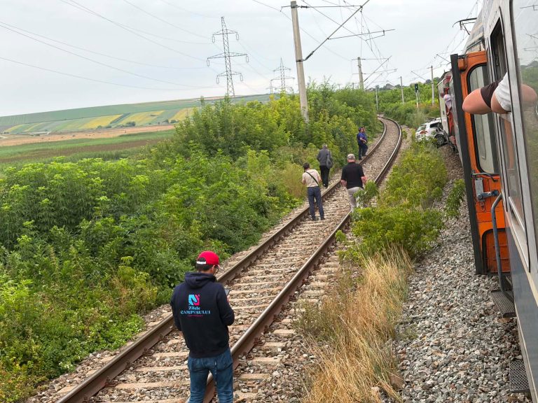 Accident fatal la Iași – Două persoane decedate după ce o mașină a fost lovită de tren (FOTO/VIDEO)