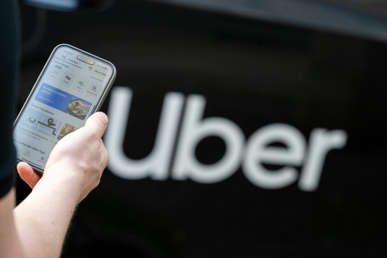 Autoritatea olandeză de reglementare a aplicat o amendă de 825 de milioane de euro pentru Uber, din cauza automatizării suspendării șoferilor.
