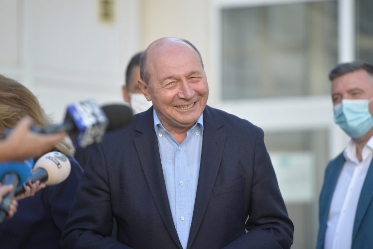 Băsescu, reacție severă după incidentele cu drone: Ministrul Apărării să nu intervină în chestiuni pe care nu le cunoaște