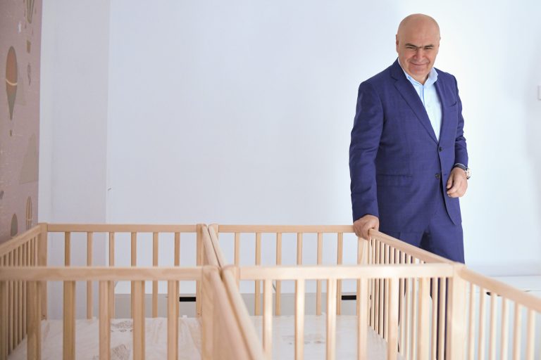 Bolojan s-a întors la căminul studenției sale din Timișoara: „Eram patru în cameră, dușurile erau la capătul holului. Lucrurile s-au schimbat foarte mult”