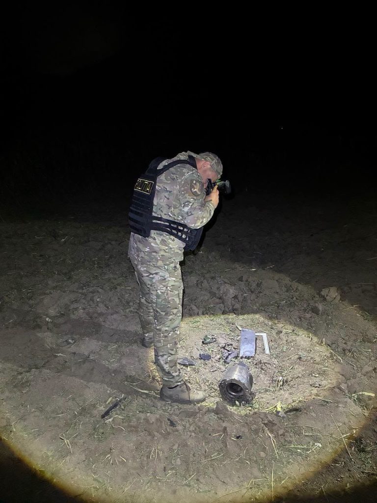 Ce au descoperit polițiștii după explozia dronei din Moldova: crater de 2 metri și fragmente de motor turbo-reactiv