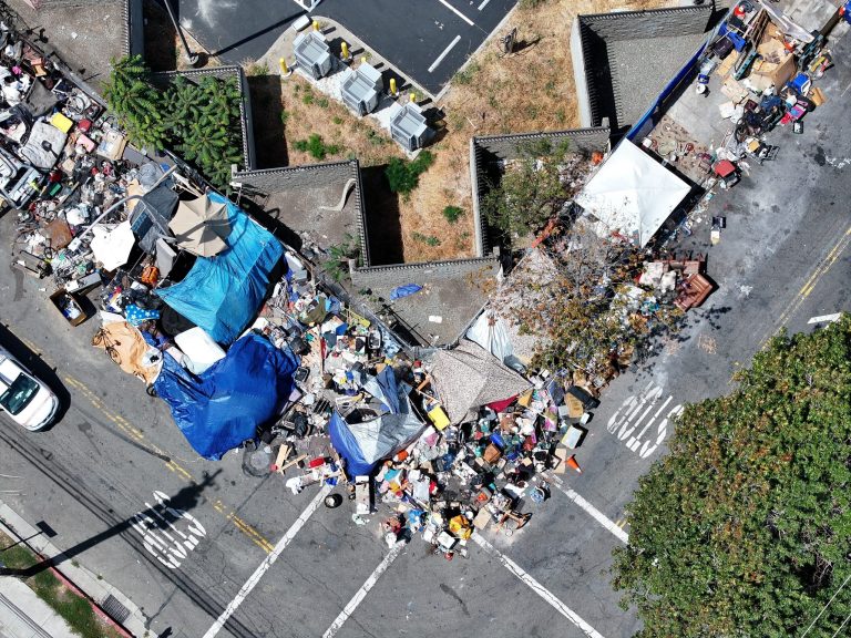 Criza persoanelor fără adăpost din California, surprinsă dintr-o perspectivă aeriană. Aspectul taberei imense de oameni fără adăpost de lângă una dintre cele mai renumite universități din SUA.