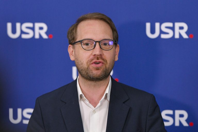 Dominic Fritz, singurul lider care nu a fost prezent la negocierile de la Cotroceni. Șeful USR participă online la discuțiile esențiale pentru 770 de milioane de euro.