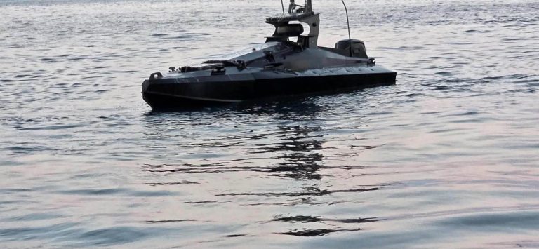 Dronă marină încărcată cu explozibil, distrusă de un F-16 românesc în zona Neptun Deep. MApN nu confirmă încărcătura, iar ministrul modifică postarea. Incidentul a fost filmat de un martor.