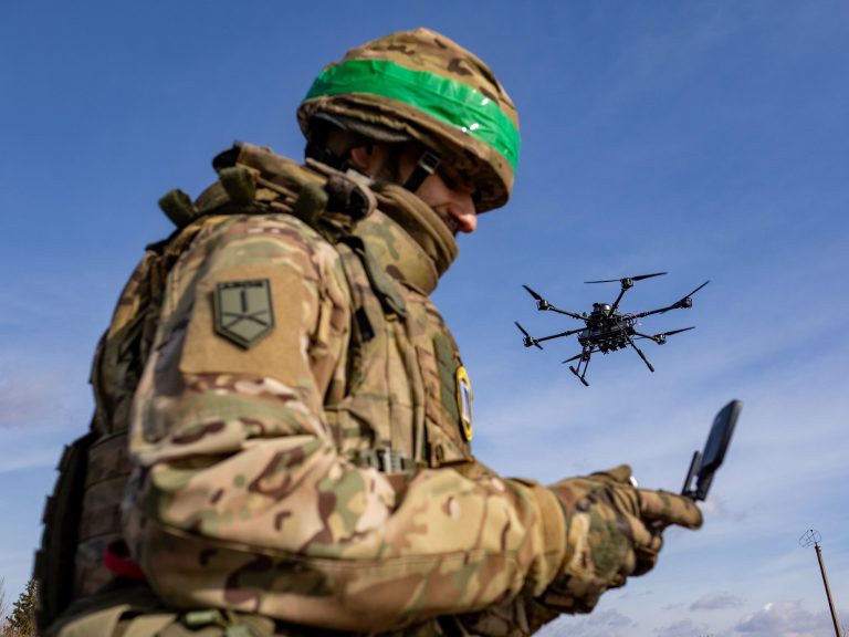 Dronele, vehiculele terestre telecomandate și roboții patrupezi transformă războiul modern.