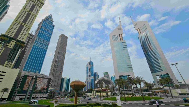Emiratele Arabe Unite suspendă comerțul și tranzacțiile financiare cu Iranul „până la noi anunțuri”