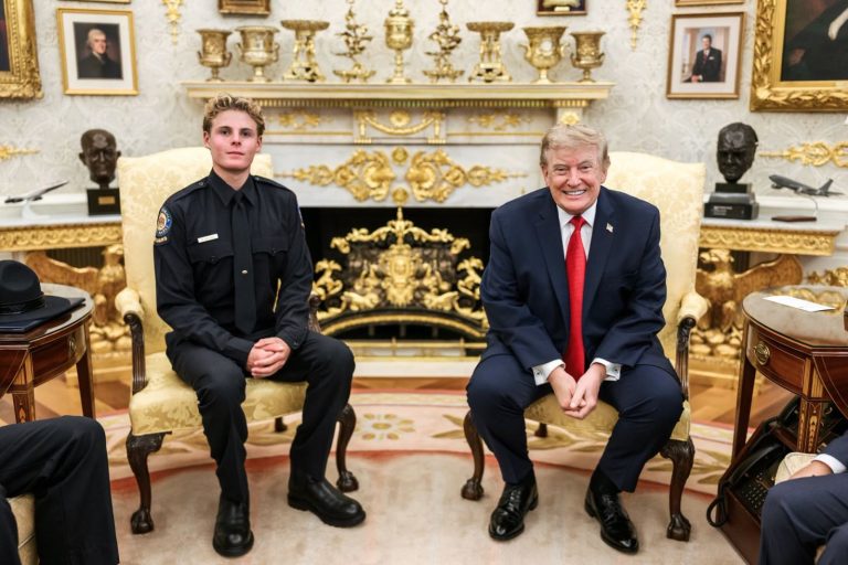 Erou la 16 ani: un adolescent salvamar, apreciat personal de Donald Trump.