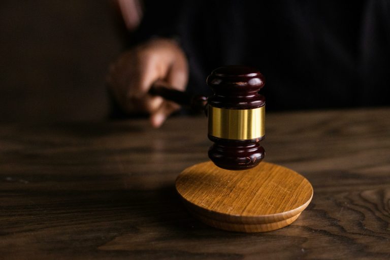 Fost inginer Google, condamnat pentru furt de secrete AI către China. Un judecător american anulează o parte din sentință.