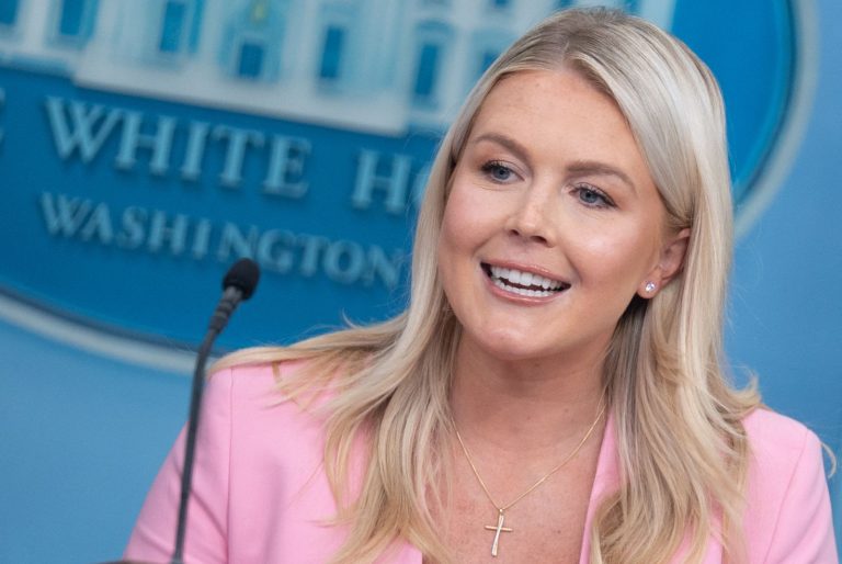 Fostul secretar de presă al Casei Albe își dă demisia și se alătură unui comitet politic pro-Trump.