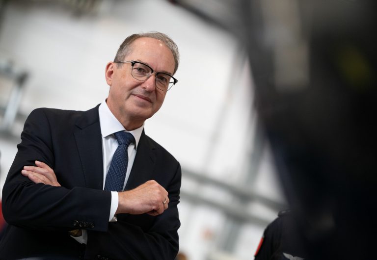 Germania solicită României extrădarea persoanei arestate, după descoperirea unei ascunzători de arme lângă Berlin. Bărbatul ar fi implicat în atacuri cu colete explozive.