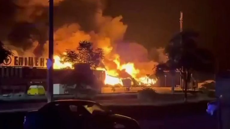 Loviturile rusești în Ucraina au provocat moartea a două persoane la o zi după atacul cu dronă asupra unui centru comercial.