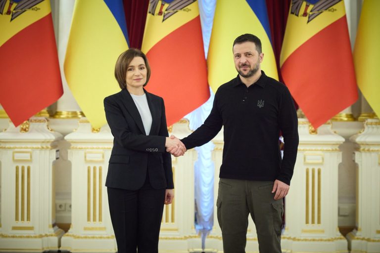 Maia Sandu îl distinge pe Volodimir Zelenski cu cea mai înaltă onoare a Republicii Moldova.