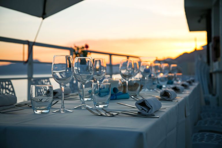 „Plătești exact cât vezi”: Un sistem tradițional începe să dispară: restaurantele renunță la bacșiș.